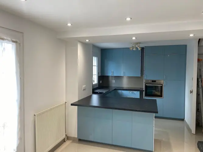 Cuisine remise à neuf après reprise des supports et peinture, mobilier bleu canard équipé — chantier Diamond Peinture en Île-de-France